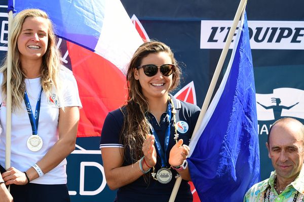 Johanne Defay ( à droite) a décroché le titre de vice-championne du monde de surf à Biarritz, lundi 22 mai. Sa compatriote, Pauline Ado (à gauche) est désormais championne du monde en titre. 