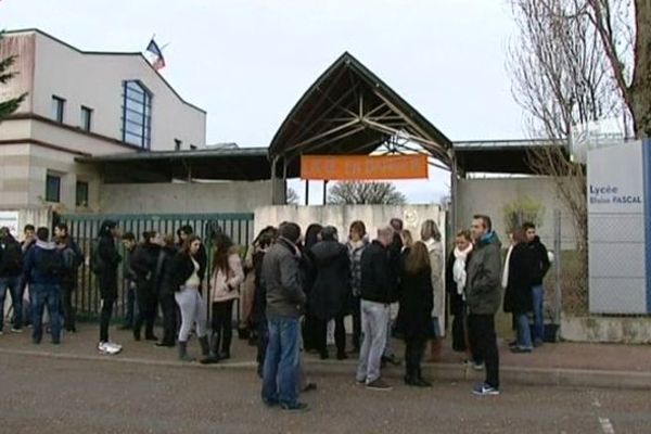 Le personnel  du lycée Blaise Pascal a manifesté son inquiétude face au risque de fermeture de l'établissement