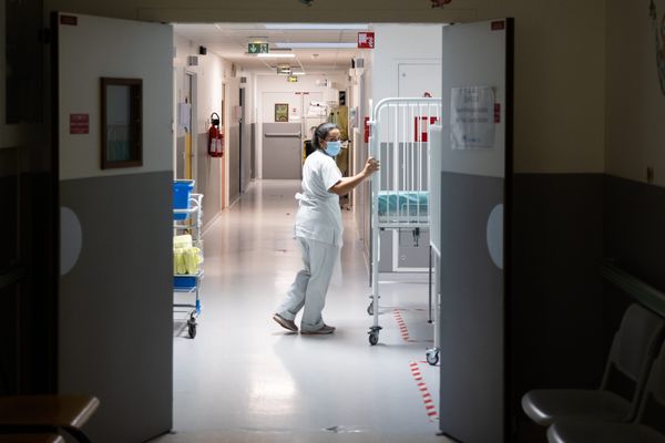 A l'hôpital de Calais, dans certains secteurs sensibles, le masque reste obligatoire, comme avant l’épidémie de covid.