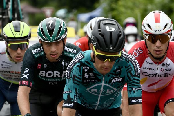 Franck Bonnamour (au centre), dans une échappée lors de cette première étape du Tour 2021 en Bretagne