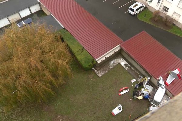 Le pilote a dû procéder à un atterrissage d'urgence à Villejuif, un instructeur et ses deux élèves sont blessés.