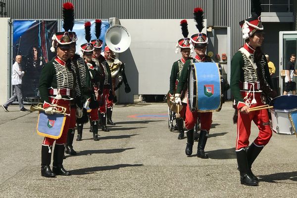 La fanfare est habillée aux couleurs du 8e régiment des hussards de Altkirch (Haut-Rhin).