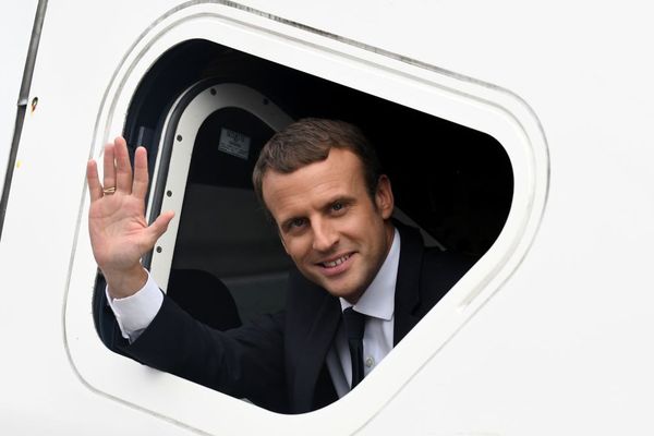 Le président Emmanuel Macron, au hublot du TGV inaugural en 1h24 entre Paris et Rennes le 1er juillet 2017