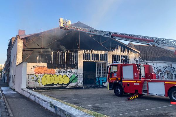 VIDEO. Un entrepôt désaffecté prend feu, le bâtiment voisin hébergeait des squatteurs et leurs chiens