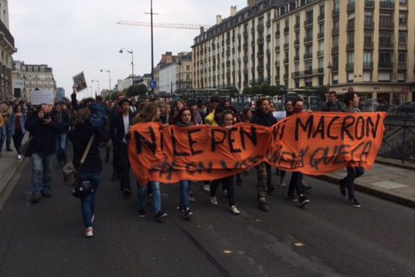 Environ 200 personnes réunies pour une manifestation "ni Le Pen, ni Macron" à Rennes - 4 mai 2017