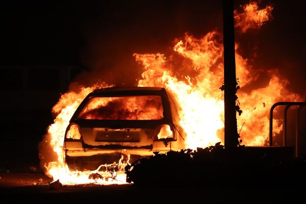 Image d'illustration d'une voiture incendiée, une nuit de mars 2019 à Grenoble (Isère).