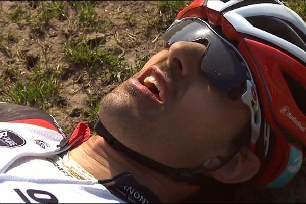 Fabian Cancellara au sol, totalement épuisé, après sa 3e victoire dans le Paris-Roubaix.