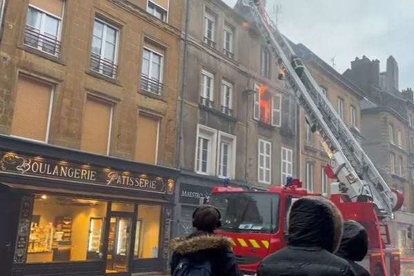 Les flammes visibles par la fenêtre du deuxième étage.