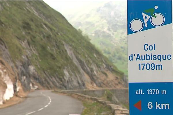 Après le passage du col de l'Aubisque, les coureurs du Tour de France doivent redescendre vers Eaux-Bonnes en passant par Gourette. 