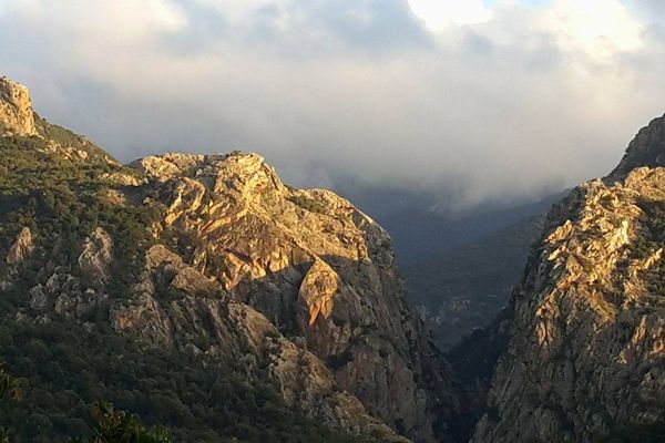 Les montagnes corses, photo prise près d'Orcana, en Corse-du-Sud