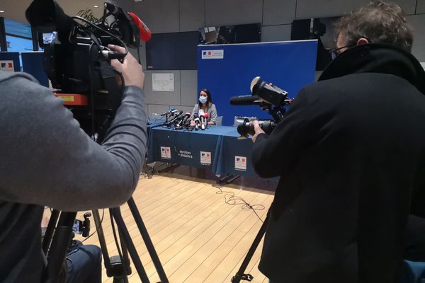 Me Kelly Monteiro, avocate de la famille Dartois, lors de la conférence de presse, à Grenoble, ce jeudi.