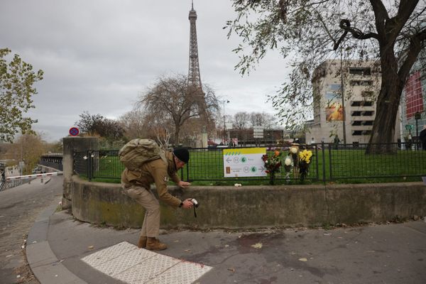 Le lieu de l'attentat sur le pont Bir-Hakeim au lendemain de l'attaque au couteau survenue le 2 décembre.