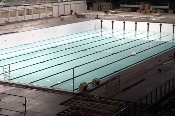 La piscine olympique installée au sein de La Défense Arena.