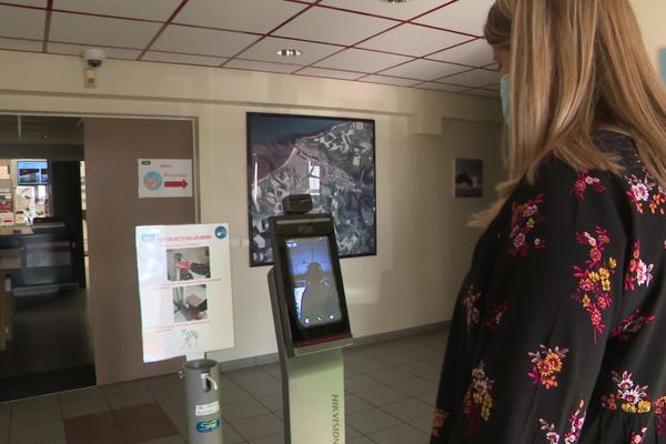 Détecteur de masque et contrôle de la température à l'entrée d'une entreprise normande 