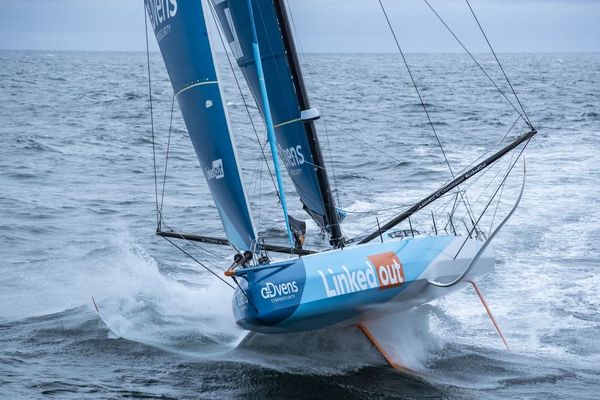 Le bateau de Thomas Ruyant victime d'une avarie sur son foil babord