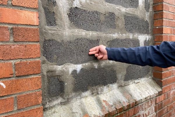 La façade du 68 rue Archimède, où les murs suintent encore d'humidité après une importante fuite d'eau.