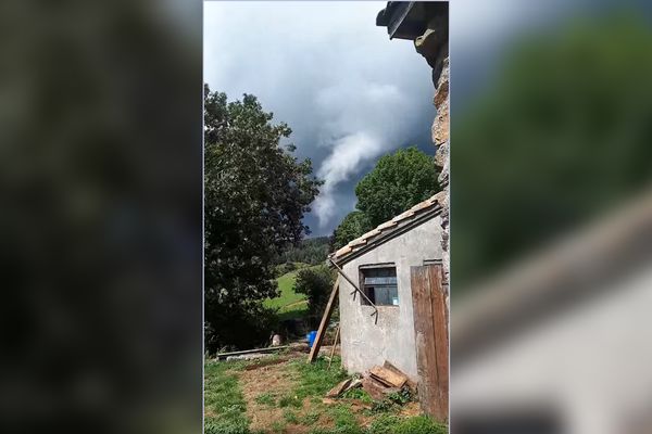 Un agriculteur de Clavières, dans le Cantal, a pu filmer la "mini-tornade" qui a frappé le hameau de Masset, mercredi 7 septembre.