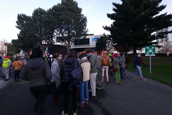 Mobilisation en soutien à l'enseignante ayant donné des cours en présentiel à l'UBS.