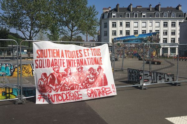 Elles ont fleuri à Nantes pendant le confinement : des banderoles expriment une colère contre la gestion de la crise sanitaire, et les politiques menées depuis plusieurs années. 