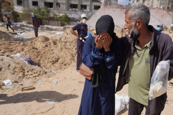 Le corps de Palestiniens ont été retrouvés enterrés par les forces israéliennes dans l'enceinte de l'hôpital Nasser à Khan Yunis, dans le sud de la bande de Gaza, le 21 avril 2024.