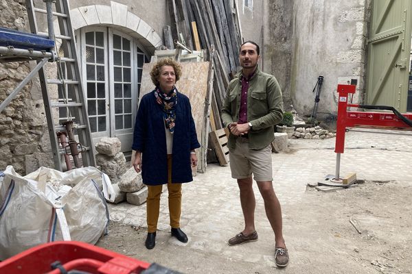 Adrienne Barthelemy, cheffe de l’Unité Architecte et Patrimoine du Loir-et-Cher et Architecte des bâtiments de France découvre le chantier de rénovation de l'hôtel Savare acheté par Mathieu Marquaille dans le centre historique de Blois.