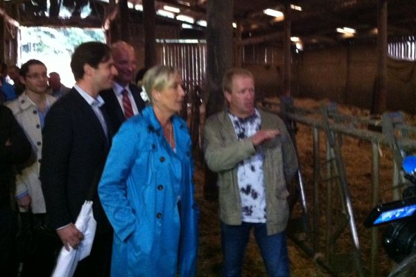 Marine Le Pen visite une exploitation agricole proche de Saint-dié-des-vosges