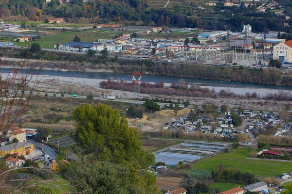 La prison devrait être implantée aux Iscles, entre la Gaude et Saint-Laurent-du-Var, selon un projet gouvernemental. 