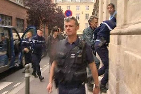 Olivier Lainé (en combinaison verte) arrive au palais de justice d'Amiens ce vendredi matin