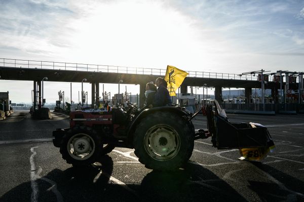 Près de 300 agriculteurs ont bloqué le péage de Saint-Quentin-Fallavier (Isère) sur l'autoroute A43 le 30 janvier 2024.