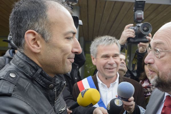 Olivier Le Bras, à gauche en 2014, alors que Martin Schulz , le candidat du Parti Socialise Européen (PSE) à la présidence de la Commission européenne en campagne électorale vient à la rencontre des ex-salariés des abattoirs Gad à Lampaul-Guimiliau. 