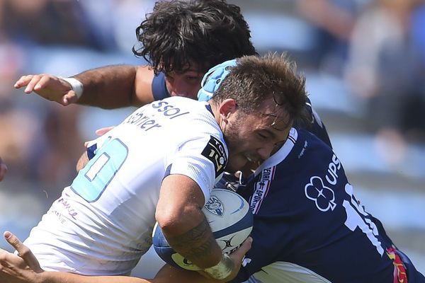 Benoît Paillaugue, l'ouvreur de Montpellier, plaqué par un joueur d'Agen. Le MHR a été battu sèchement 29 à 10 par le SUA le 15/09/2019 en Top 14.