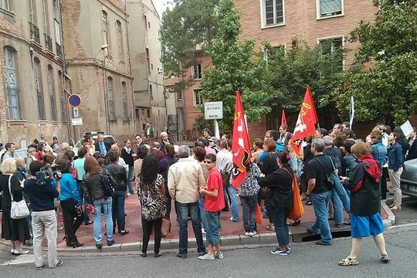 Une centaine de personnes se sont mobilisées devant le Rectorat de Toulouse et une délégation a été reçue cet après-midi.