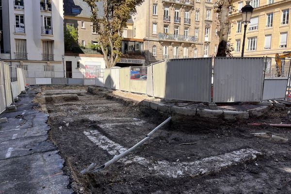 La place du Chapitre désormais investie par les archéologues à Reims.