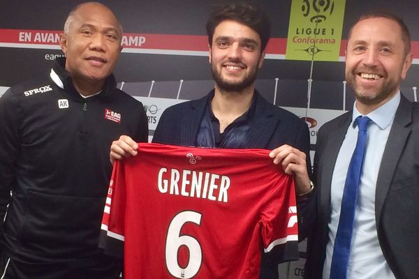 Clément Grenier, vient de signer pour un an et demi à l'En Avant de Guingamp. Entouré de l'entraîneur Antoine Kombouaré (G) et du président Bertrand Desplat (D) - 31/01/2018