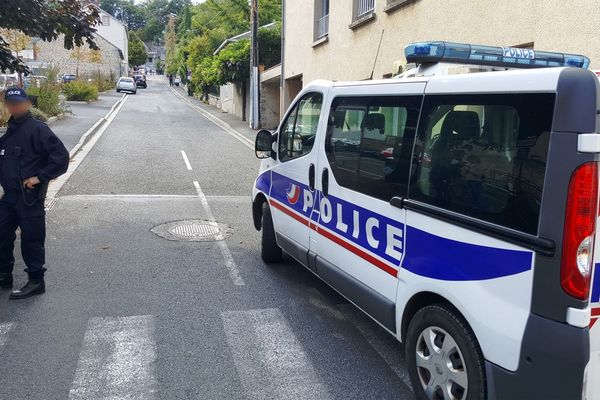 Un important déploiement de policiers et pompiers avenue Bordier à Guéret interviennent pour déloger un forcené retranché chez lui.