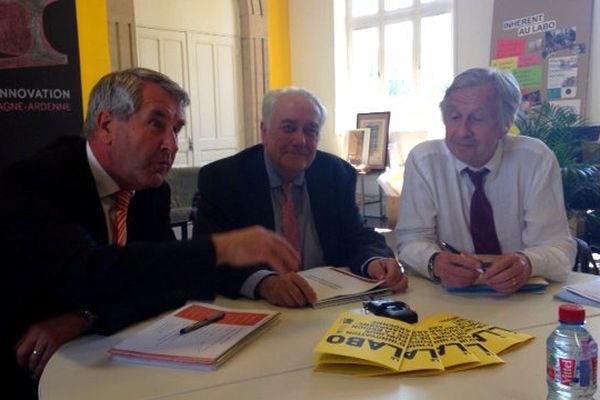 De gauche à droite : Philippe Richert, président du conseil régional d'Alsace - Jean-Paul Bachy, président du conseil régional de Champagne-Ardenne et Jean-Pierre Masseret, président du conseil régional de Lorraine en conférence de presse à Châlons-en-Champagne.