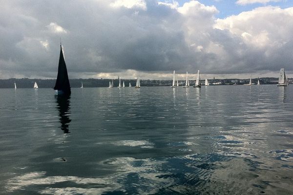 Les mini-transat dans la baie de Douarnenez