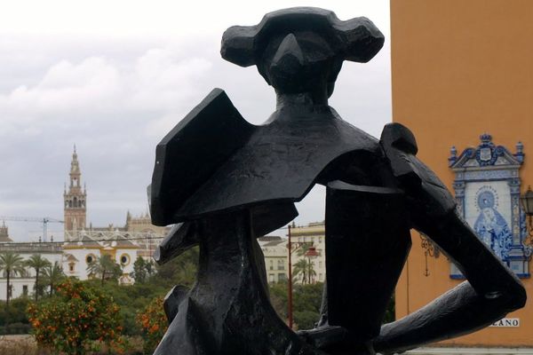 La statue de Juan Belmonte au torse troué est placée au pied du pont de Triana. On n'est pas obligé de la trouver belle, mais il est déconseillé de la faire savoir à la population locale : sa susceptibilité est proverbiale.