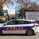 La police judiciaire tente de poursuivre son travail dans un quartier où les habitants affichent leur détresse.