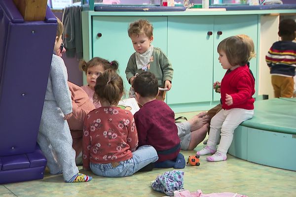 La crèche Equal, créée à l’Université Lyon II dans les années 1970, risque de ne plus accueillir les enfants des étudiants. Depuis deux ans, l’université ne la finance plus, mettant en péril le modèle de la structure.