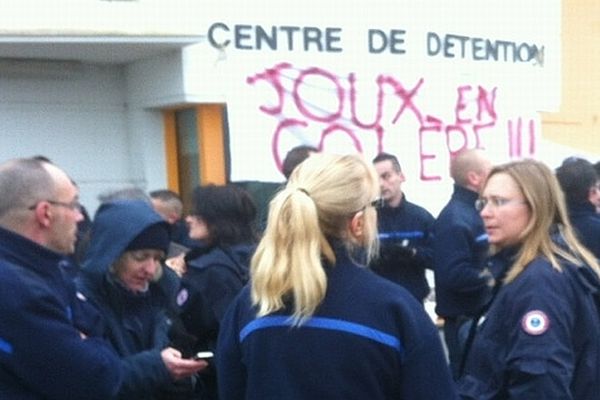 70 surveillants bloquent l'entrée du centre de détention de Joux-la-Ville