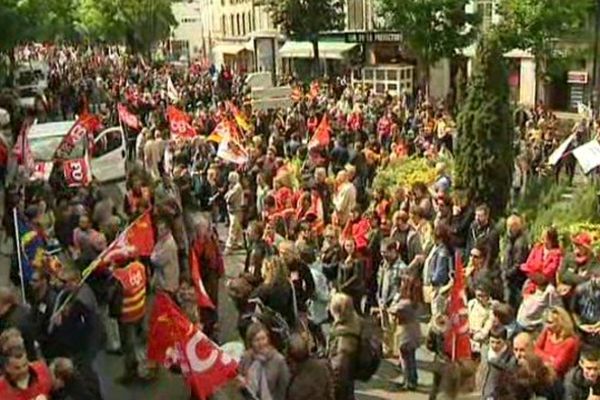 2500 personnes selon les syndicats, 1400 selon la police, ont défilé dans les rues de Clermont-Ferrand jeudi matin. 