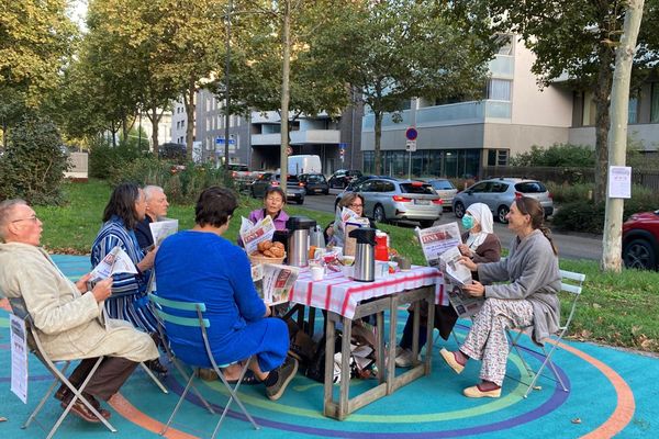 Le collectif Ré_inventons l'Avenue_du_Rhin a voulu marquer les esprits avec ce petit déjeuner en bordure de l'une des routes les plus fréquentées et donc les plus polluées de Strasbourg