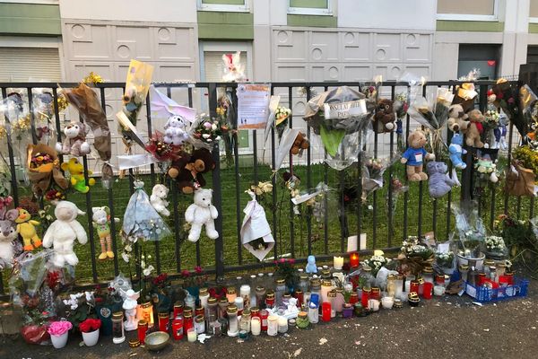 Des fleurs déposées devant l’immeuble de la famille.