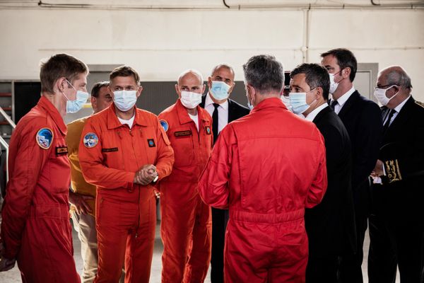 Le ministre de l'Intérieur Gérald Darmanin en visite à l'aérodrome du Versoud (Isère) le 13 septembre 2021 après le crash d'hélicoptère qui a fait un mort.