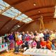 L'ensemble des personnes ayant organisé l'exposition, avec les associations partenaires, entre le Versailles et la tour Eiffel en Playmobil.