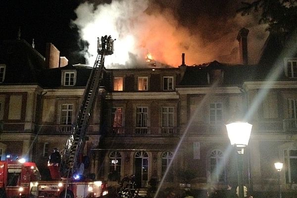 Un feu a embrasé le château de la Fontaine à Hénouville.