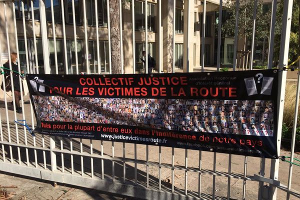 Montpellier - banderole sur le palais de justice et manifestation du collectif pour les victimes de la route- 26 octobre 2020.