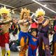 Des cosplayeurs se prennent en photo avec des visiteurs fans de Dragon Ball