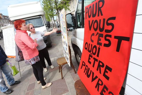 Le Secours Catholique sensibilise aux préjugés à l'encontre des plus pauvres, des SDF et des étrangers en France.